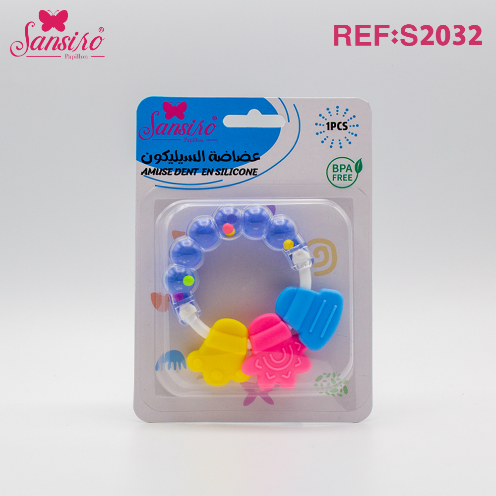 Amuse dent avec un hochet.